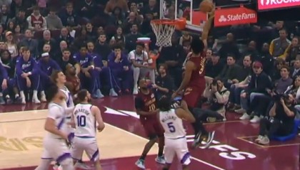 上来先扣一个！阿伦高高跃起抢断 随后快下接加兰抛传空接暴扣