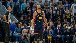 指着我啃老？库里首节连续助攻 次节单节13分 半场16分3板4助2断