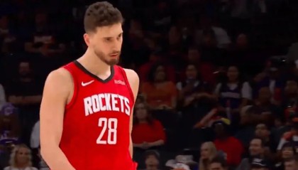 开云-杰伦-格林造成申京第四犯，申京下半场刚开局就被换下