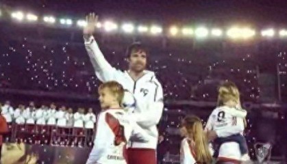 开云官方网站-21岁为钱远走他乡，32岁技术扶贫，他的人生比剧本还离奇|卡维纳吉|加布里埃尔·巴蒂斯图塔|河床|豪门|阿根廷_新浪体育_新浪新闻